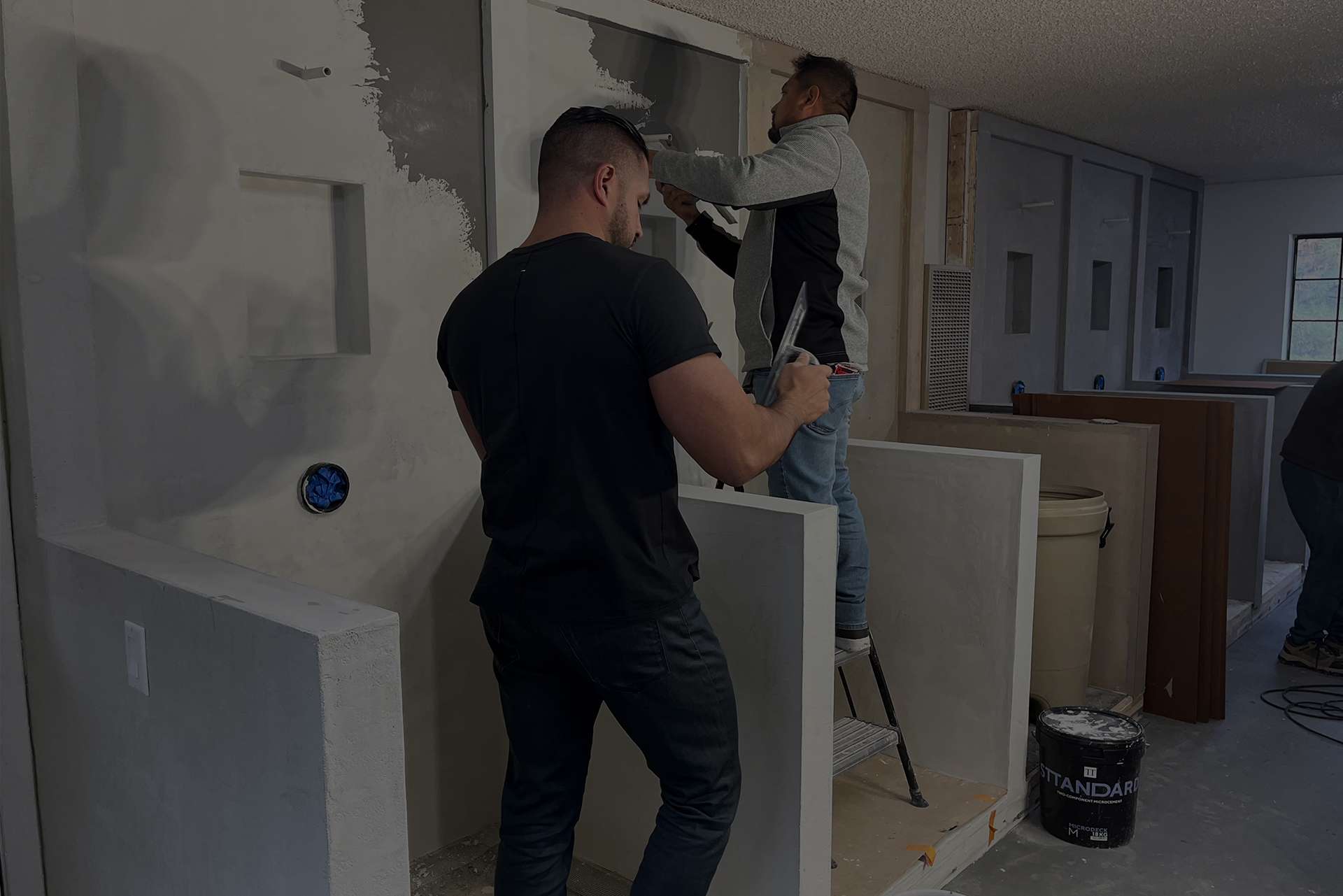 Microcement training professional applying Topciment products